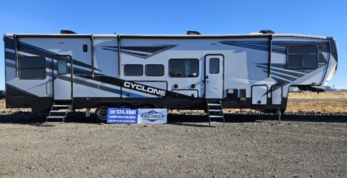 Heartland Cyclone 4115 Toyhauler 