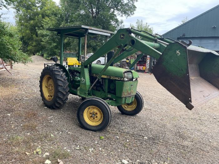 John Deere 2040 Tractor with loader and accessorie