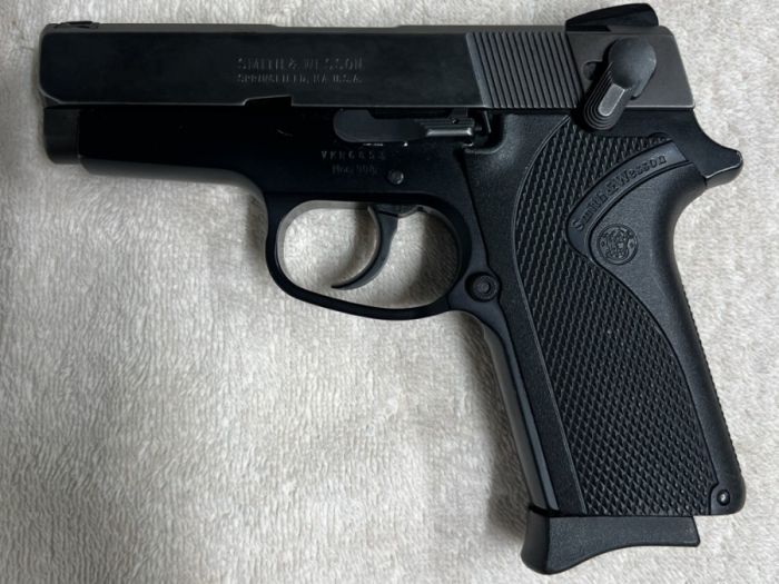 Smith &amp; Wesson Model 908 - 9mm