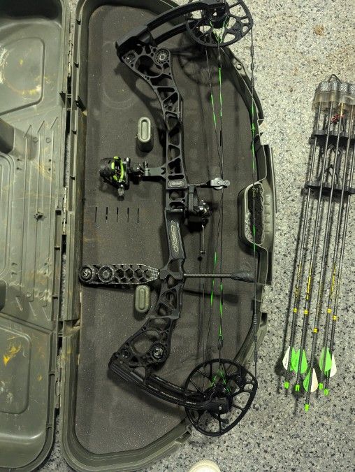 Mathews Halon 32 with arrows, attachments, target