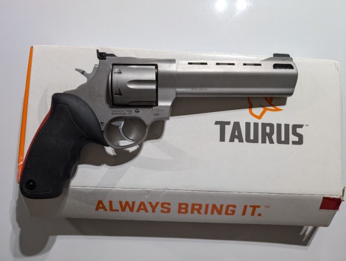 Taurus Raging Bull 44mag 