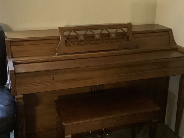 Spinet piano